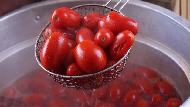 Produção de purê de tomate caseiro de tradição italiana