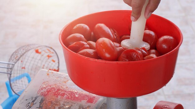 Produção de purê de tomate caseiro de tradição italiana