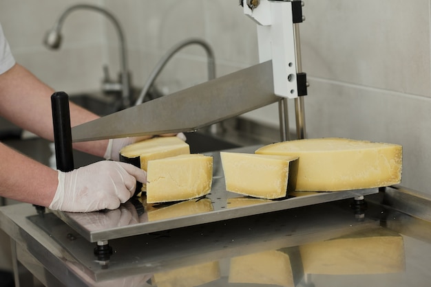 Produção de queijos tradicionais de acordo com antigas receitas patenteadas