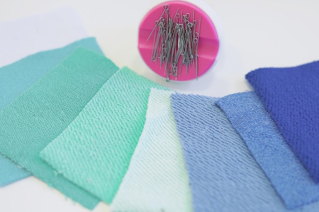 Produção de tecidos e costura com costureira Indústria têxtil costura loja de tecidos Texturas Padrões roupas de costura lenços alfinete