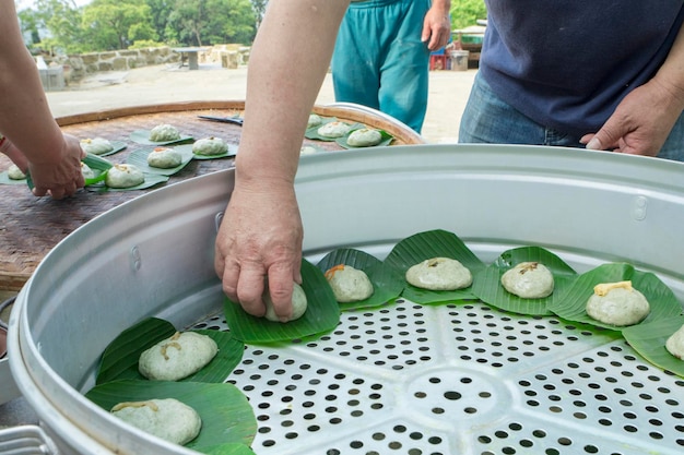 Produção Festival Ching Ming adorando oferendas ancestrais Vapor Caozi Kueh