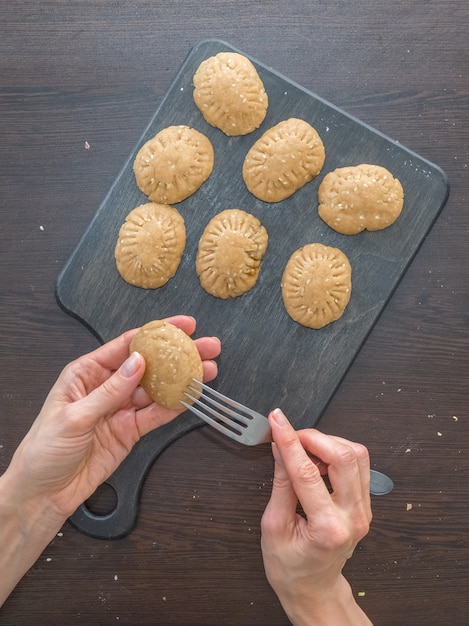 Produção manual de biscoitos para o feriado. Preparação de biscoitos egípcios "Kahk El Eid" - biscoitos da festa islâmica El Fitr. Doces do Ramadã