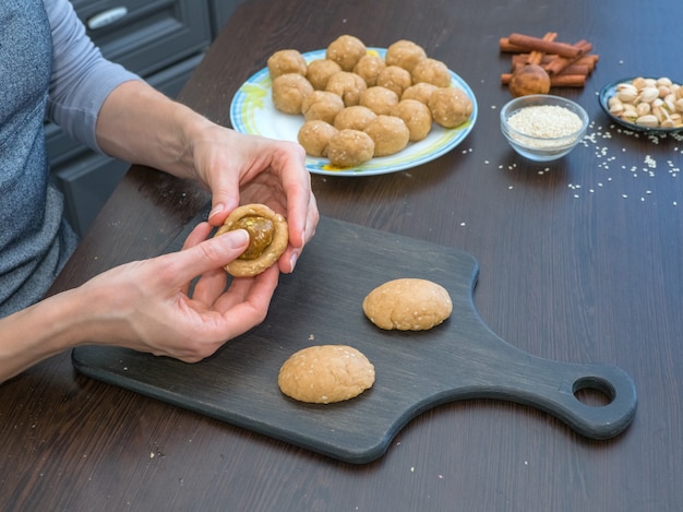 Produção manual de biscoitos para o feriado. Preparação de biscoitos egípcios "Kahk El Eid" - biscoitos da festa islâmica El Fitr. Doces do Ramadã