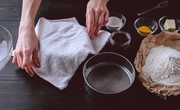 Produção passo a passo de torta de morango