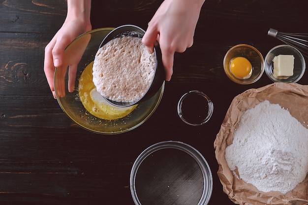 Produção passo a passo de torta de morango