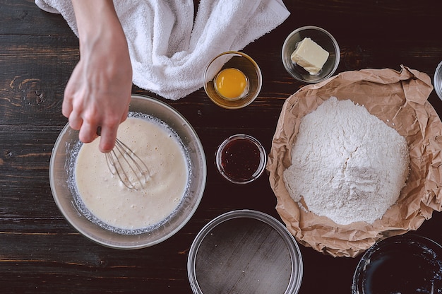 Produção passo a passo de torta de morango