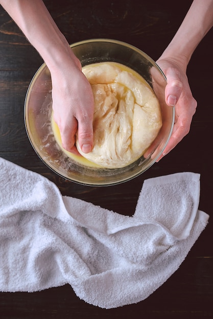 Produção passo a passo de torta de morango