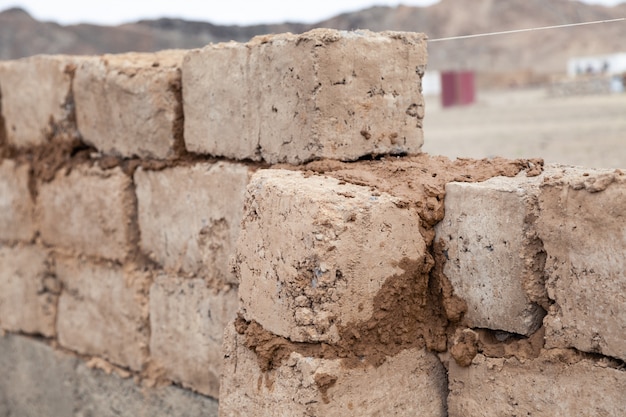 Producción casera, mini fábrica, secado de ladrillos de arcilla cruda.