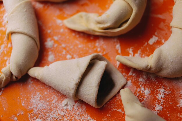 Producción de croissants clásicos Crescent rolls antes de hornear procesamiento de fotografías antiguas