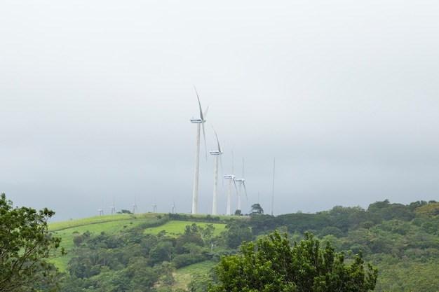 Foto producción de energía eléctrica de molino de viento en la cima de la montaña