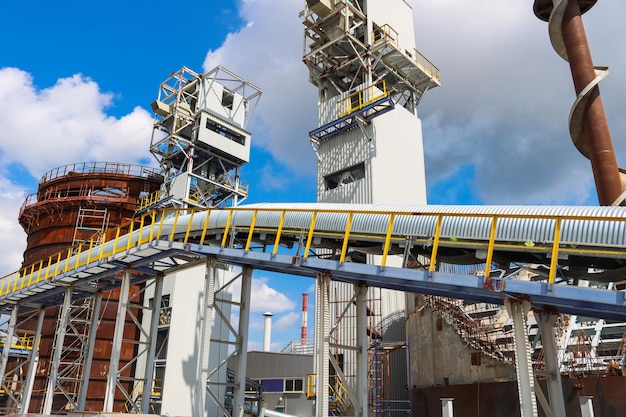 Producción industrial de estructuras metálicas de hierro con barandillas de tuberías transportadoras y tuberías en la producción de una planta petroquímica de refinación de petróleo