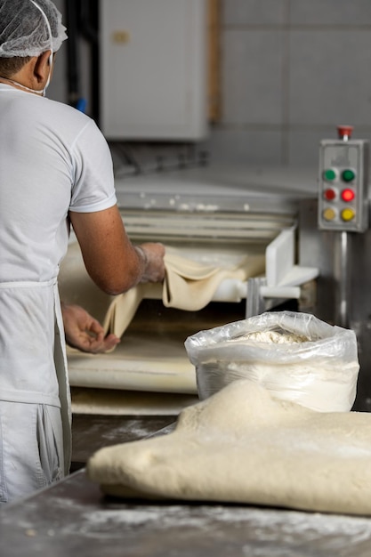 Producción industrial de productos de panadería, preparación de masa.