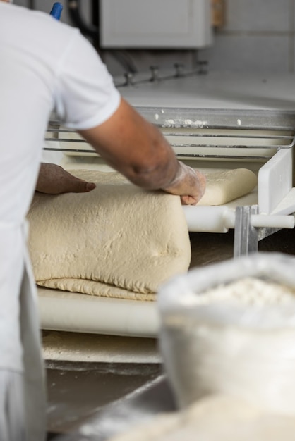 Producción industrial de productos de panadería, preparación de masa.