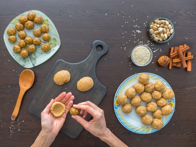 Producción manual de cookies para las vacaciones. Preparación de galletas egipcias "Kahk El Eid" - galletas de la Fiesta Islámica de El Fitr. Dulces de Ramadán