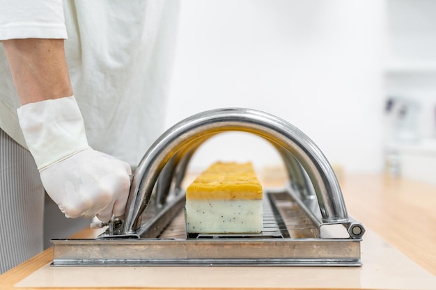 Producción manual de jabón en rodajas de cosméticos orgánicos naturales.