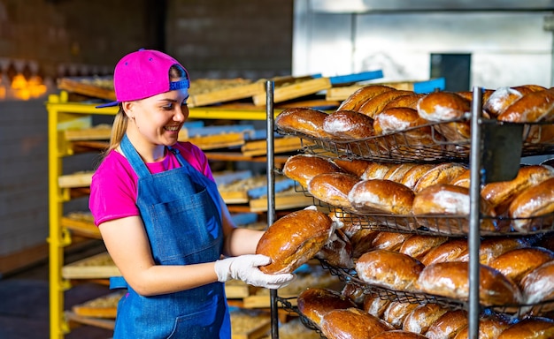 Producción de pan industrial Panadería con máscara y guantes en una fábrica.