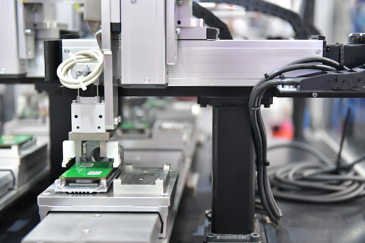 Foto producción de placas de circuitos electrónicos en maquinaria y tecnología.