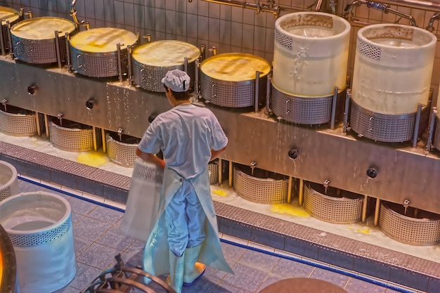 Producción de queso Gruyere en la Maison du Gruyere, una famosa fábrica de quesos de Gruyeres, en el cantón de Friburgo, Suiza