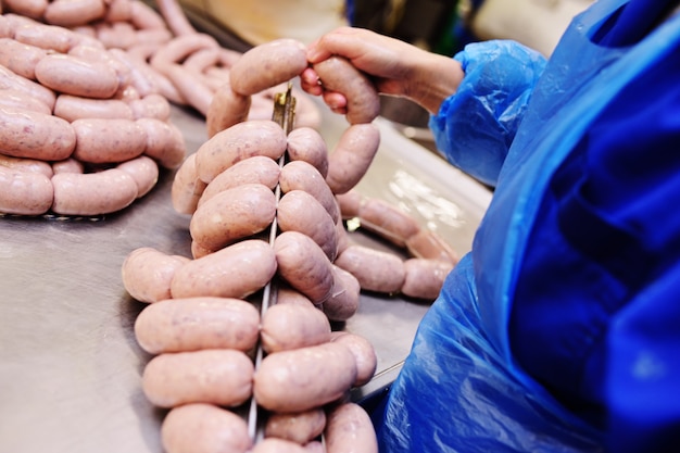 Producción de salchichas hervidas y salchichas ahumadas en una fábrica de carne.