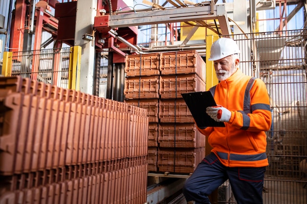 Producción de tejas o tejas para la industria de la construcción