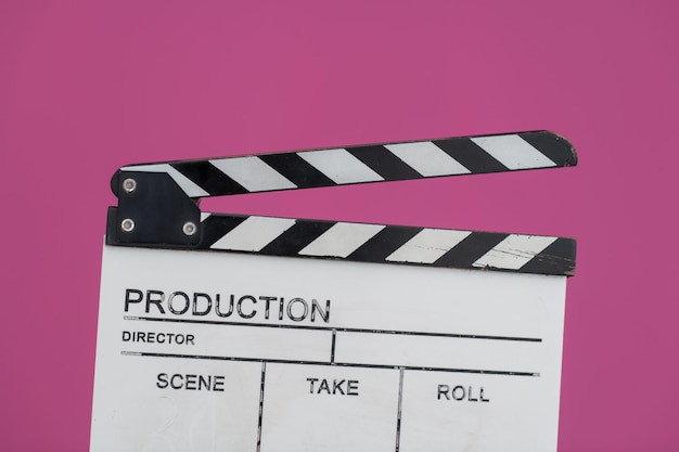 producción de video película clapper cine acción y corte concepto aislado sobre fondo rosa púrpura violeta