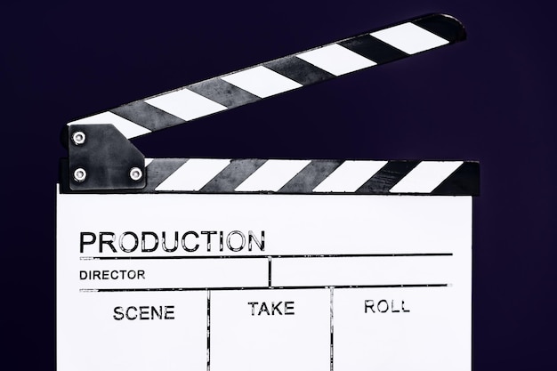 producción de video película clapper cine acción y corte concepto aislado sobre fondo violeta púrpura