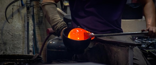 Foto producción de vidrio tradicional en murano italia