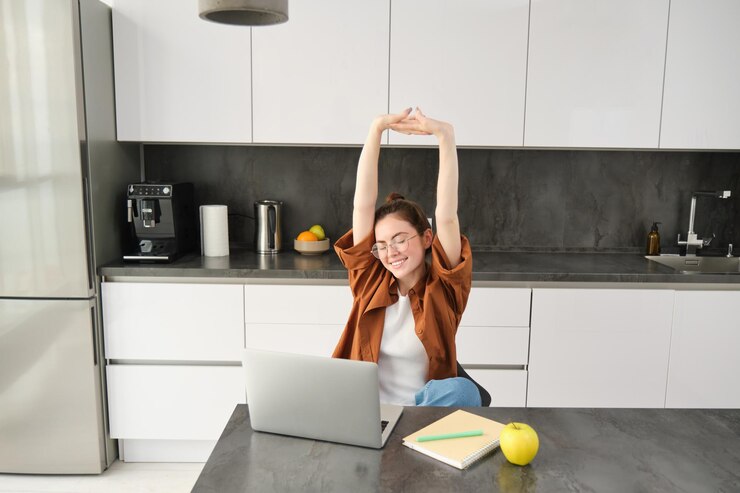 Foto productividad y concepto de estilo de vida hermosa joven termina de trabajar estirando las manos con