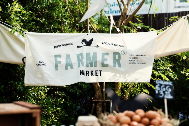 Producto agrícola orgánico fresco en el mercado de agricultores.