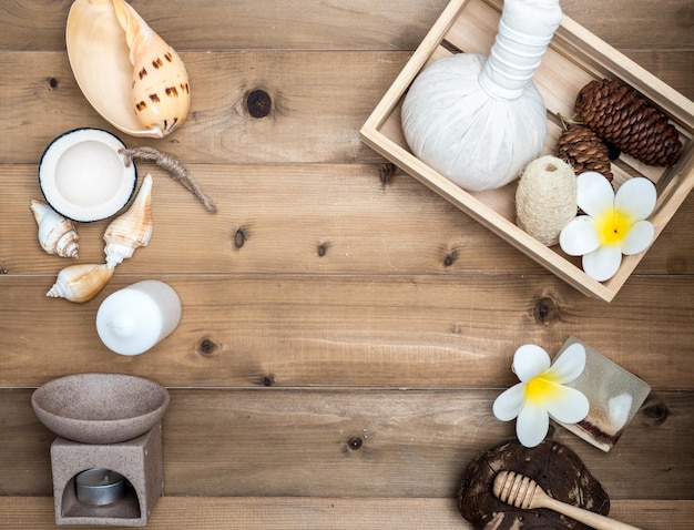 Producto de aromaterapia Juego de spa Jabón de velas Masaje de cáscara de flor de coco con vista superior de fondo de madera blanca