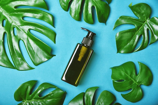 Producto de belleza natural para el cuidado de la piel, Envases de botellas cosméticas con hojas verdes de la naturaleza, Etiqueta en blanco para maqueta de marca de spa orgánico, Cuidado de la piel saludable a base de hierbas.