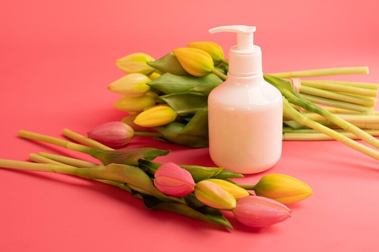 Producto de botella de maquillaje cosmético de belleza con concepto de atención médica para el cuidado de la piel sobre fondo rosa