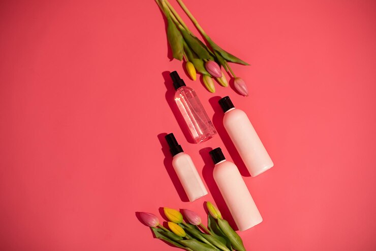 Producto de botellas de maquillaje cosmético de belleza con concepto de atención médica para el cuidado de la piel sobre fondo rosa