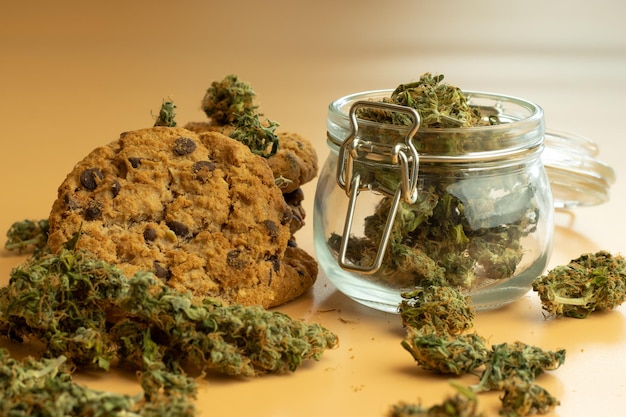 Producto de cannabis con fondo de cogollos de hierba de THC de galleta de avena Uso de drogas médicas Galleta con marihuana