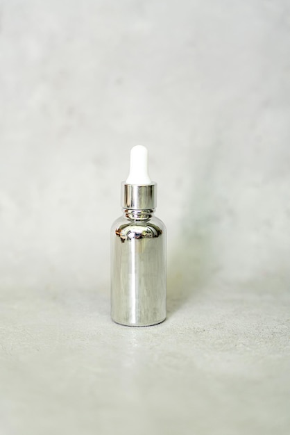 Producto cosmético para el cuidado facial Suero en una botella de vidrio con una pipeta Aceite esencial para el cuidado de la piel de las mujeres Cuidado de la piel producto cosmético hidratante sobre un fondo blanco