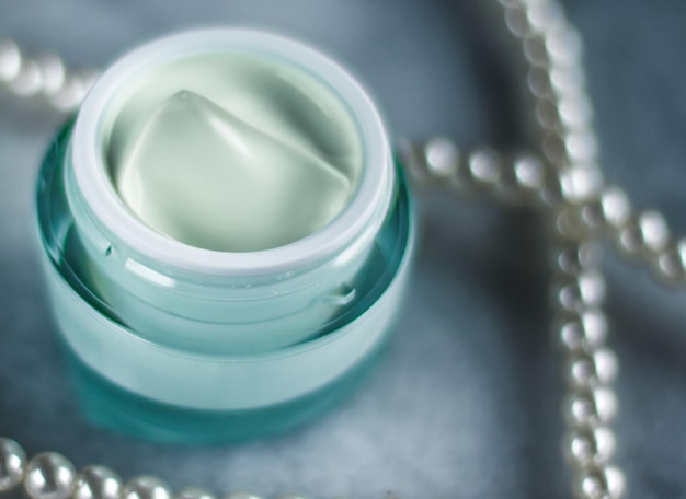 Producto cosmético de lujo crema hidratante antiedad con perlas cosméticos de belleza y concepto de cuidado de la piel