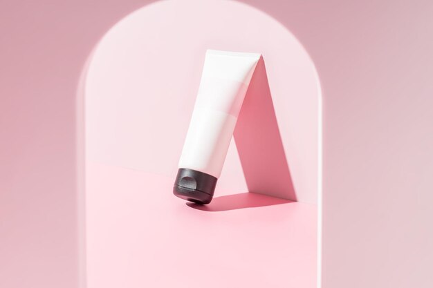 Producto de crema de loción de botella de maquillaje cosmético de moda de belleza con concepto de cuidado de la piel o codméticos de atención médica sobre fondo rosa