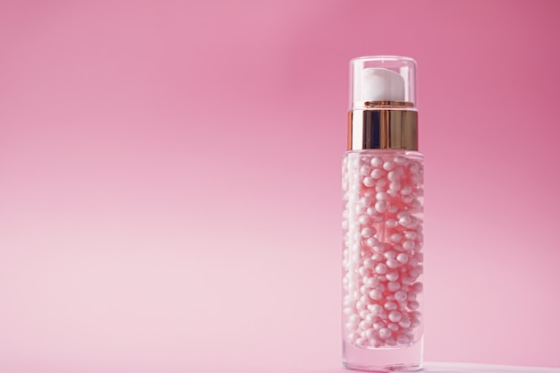 Producto para el cuidado de la piel sobre fondo rosa belleza y cosmética.
