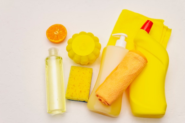 Producto de limpieza de la casa. Spray, botella, jabón, esponja para lavar platos, plumero, ambientador en gel. Desinfección del hogar en cuarentena