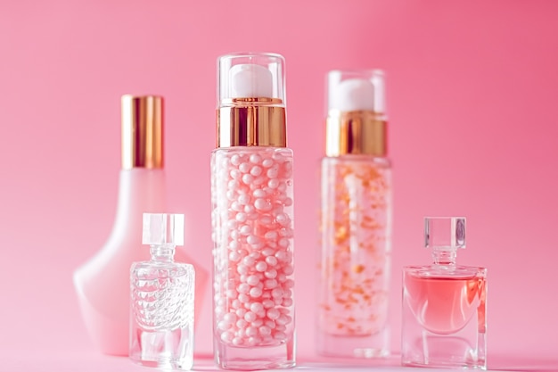 Producto de maquillaje y cosmética en fondo rosa