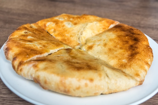 Producto de panadería kubdari sobre la mesa, Svaneti, Georgia.