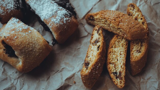 Producto de repostería dulce sobre papel artesanal. Foto de comida. Pasteles dulces. Bandera de la tienda de panadería. Foto para recetario.