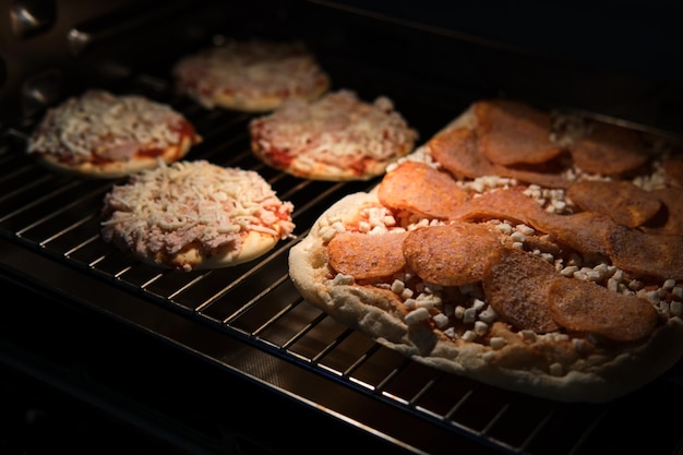 Producto semiacabado de pizza congelada con salsa de tomate y queso a la parrilla preparado para hornear en horno