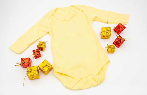 Producto de traje de bebé con cubos dorados y rojos como regalo