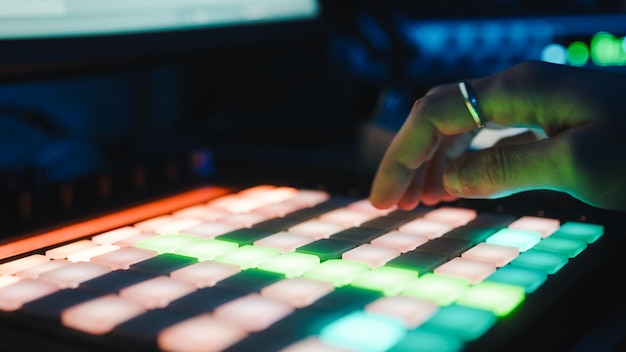 Productor de música trabajando en la sesión nocturna del controlador de batería