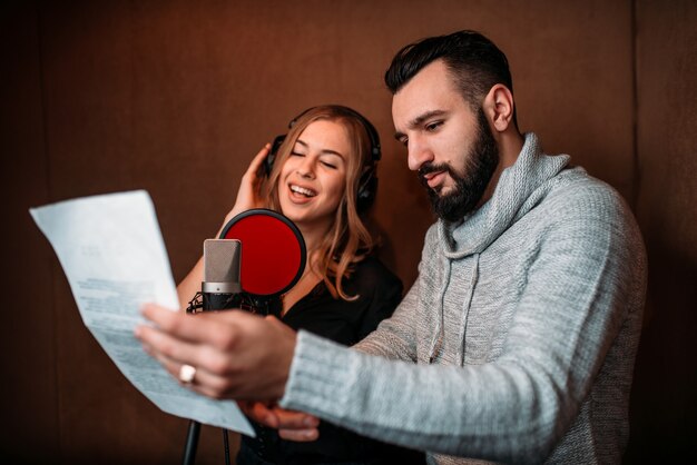 Foto productor musical y cantante en auriculares.