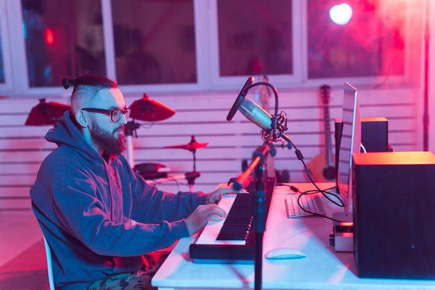 Productor de sonido masculino trabajando en estudio de grabación.