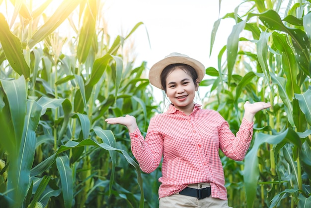 Los productores de maíz expresaron su felicidad con una cara sonriente después de que el producto fuera muy satisfactorio.