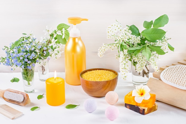 Productos y accesorios naturales para el cuidado del cuerpo con flores y hojas