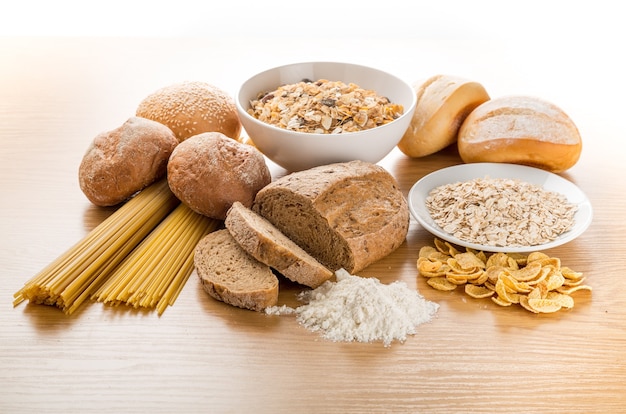 Productos alimenticios crudos de cereales en la mesa de madera